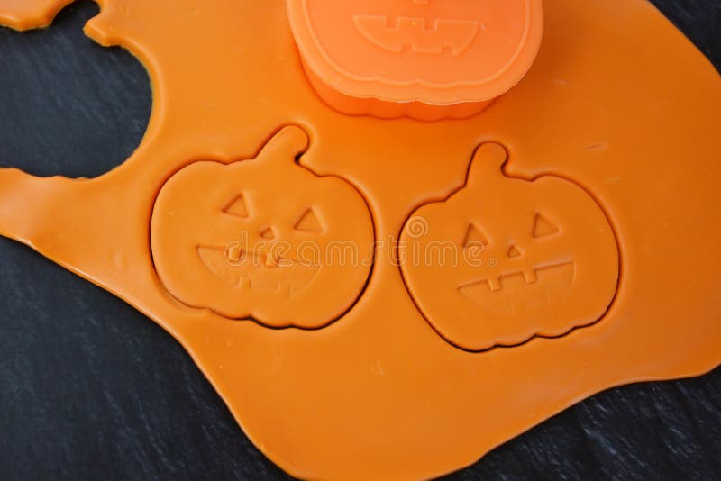 Halloween-kaka med apelsinvalsad deg utskuren kakor i form av pumpor royaltyfria foton Halloween-kaka med apelsinvalsad deg utskuren kakor i form av pumpor royaltyfria foton