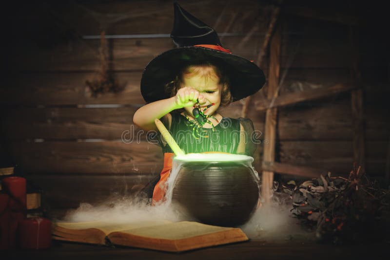 Halloween Kindermädchenhexe, die Trank im Großen Kessel zubereitet lizenzfreie stockfotografie