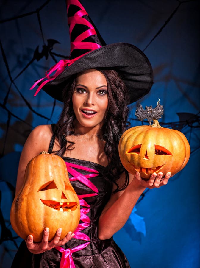 Halloween-Kürbis in den Hexenfrauenhänden stockbild Halloween-Kürbis in den Hexenfrauenhänden stockbild