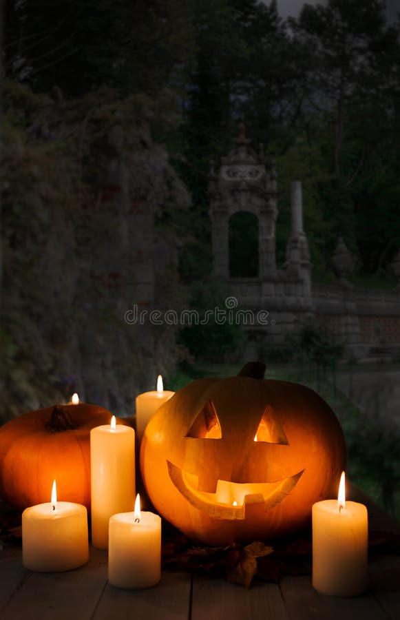 Halloween-Kürbise auf Holz in einem gespenstischen Wald lizenzfreie stockbilder Halloween-Kürbise auf Holz in einem gespenstischen Wald lizenzfreie stockbilder