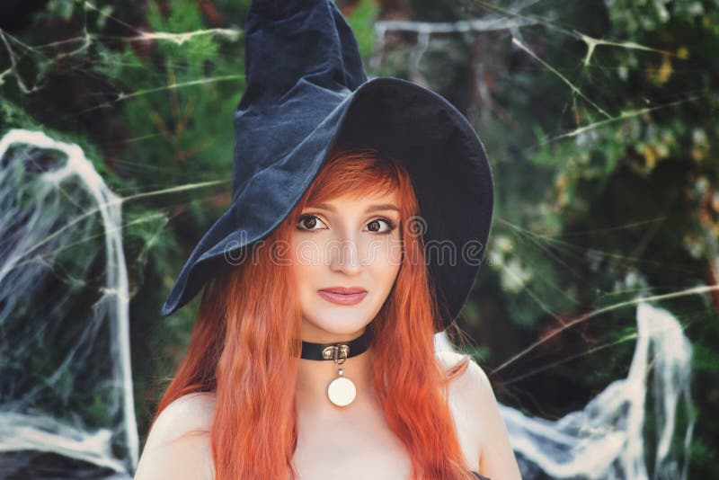 Jovem Mulher Bonita Como a Bruxa Do Dia Das Bruxas Foto de Stock - Imagem  de outubro, outono: 58848532