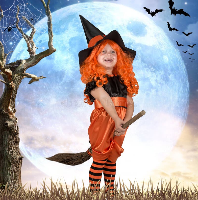 Halloween Menina no voo da bruxa do traje em uma vassoura através do céu foto de stock Halloween Menina no voo da bruxa do traje em uma vassoura através do céu foto de stock