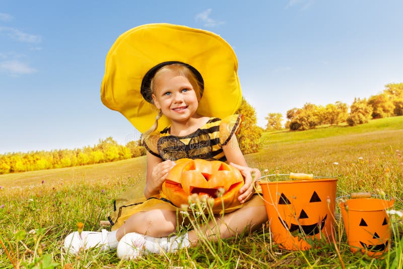 Halloween-Mädchen im Kostüm eines Bienensitzens stockbild Halloween-Mädchen im Kostüm eines Bienensitzens stockbild