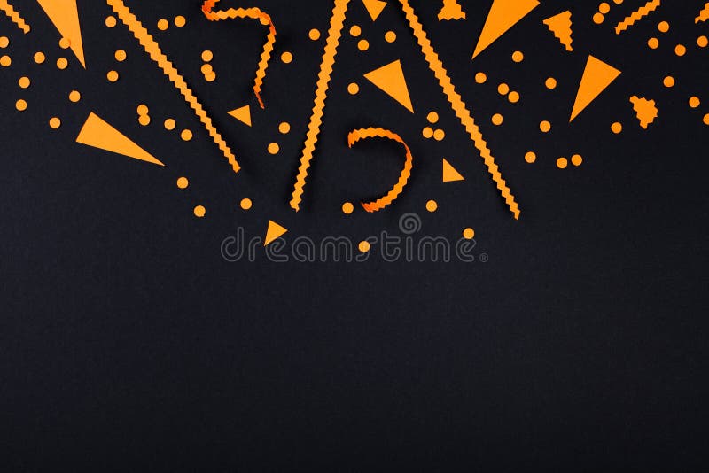 Halloween-Parteidekorationen von den Konfettis auf Draufsicht des schwarzen Hintergrundes flache Lageart stockfoto Halloween-Parteidekorationen von den Konfettis auf Draufsicht des schwarzen Hintergrundes flache Lageart stockfoto