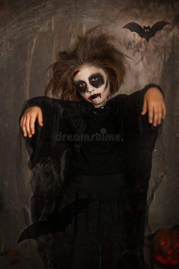 Halloween Pequeña Vampiresa. Maquillaje De Niños Vampiros De Halloween. Heridas Realistas Y Sangre En La Cara. Cara Aterradora. Ni Imagen de archivo - Imagen de peligro, traje: 182643081 Halloween Pequeña Vampiresa. Maquillaje De Niños Vampiros De Halloween. Heridas Realistas Y Sangre En La Cara. Cara Aterradora. Ni Imagen de archivo - Imagen de peligro, traje: 182643081