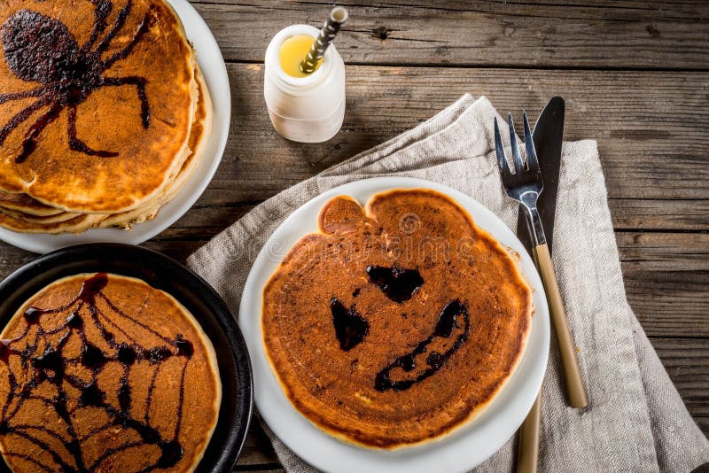 Obenliegende Szene Der Halloween-Mamaminipizzas Auf Rustikalem Holz ...