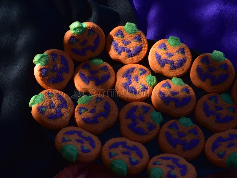 Halloween-Plätzchen bunte Laternengesichter Jacks O stockbild Halloween-Plätzchen bunte Laternengesichter Jacks O stockbild