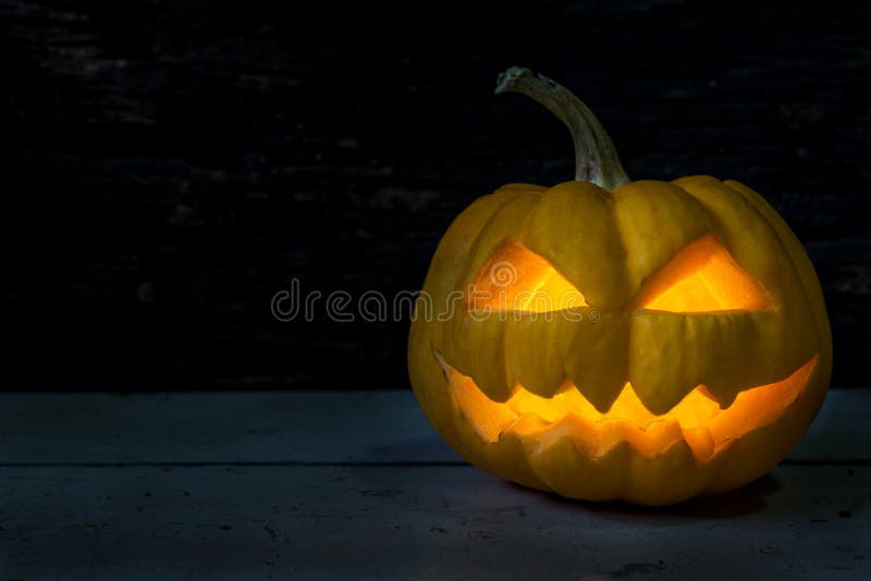 Halloween-pompoen hoofdhefboom in donkere nacht royalty-vrije stock fotografie Halloween-pompoen hoofdhefboom in donkere nacht royalty-vrije stock fotografie