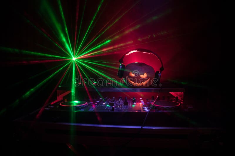 Halloween-pompoen op een lijst van DJ met hoofdtelefoons op donkere achtergrond met exemplaarruimte Gelukkige Halloween-festivald royalty-vrije stock afbeelding Halloween-pompoen op een lijst van DJ met hoofdtelefoons op donkere achtergrond met exemplaarruimte Gelukkige Halloween-festivald royalty-vrije stock afbeelding