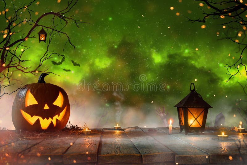 Halloween-pompoenen op donker griezelig bos stock foto's Halloween-pompoenen op donker griezelig bos stock foto's