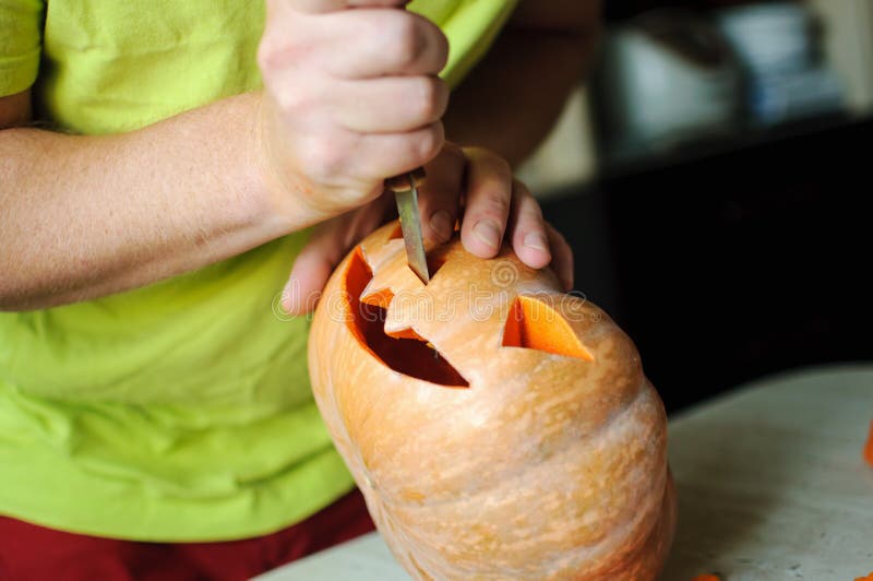 Halloween Pumpkin Cutting Process, Process of Making Jackolantern
