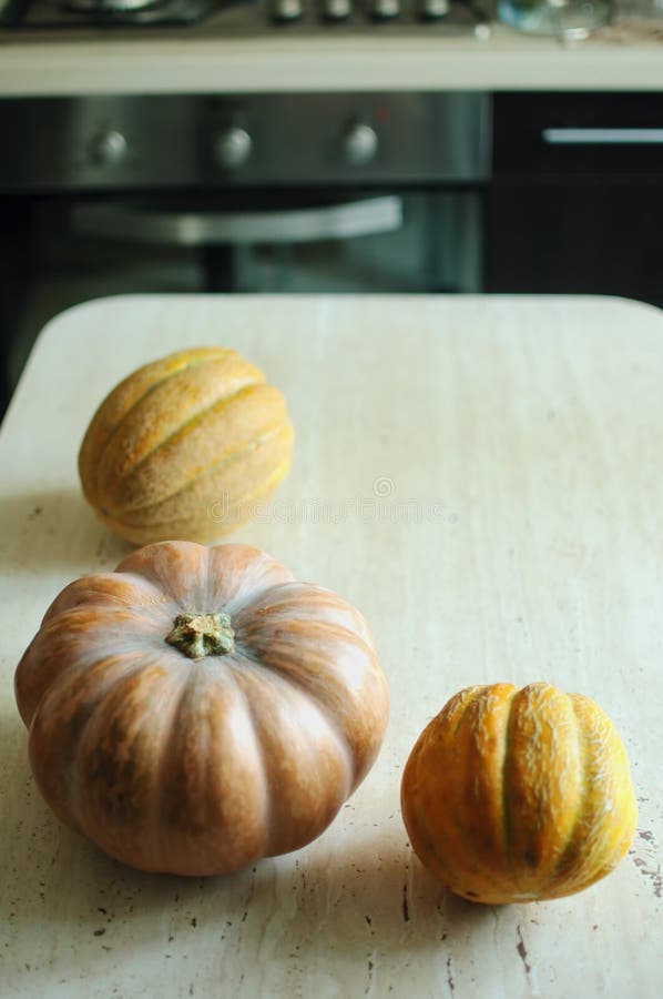 Halloween punpkin en meloenenachtergrond met exemplaarruimte selectieve nadruk en bokeh stock afbeeldingen Halloween punpkin en meloenenachtergrond met exemplaarruimte selectieve nadruk en bokeh stock afbeeldingen