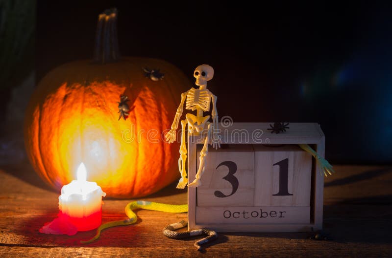 Halloween resume el fondo con el esqueleto de la calabaza y lo hace calendarios en noche imagen de archivo Halloween resume el fondo con el esqueleto de la calabaza y lo hace calendarios en noche imagen de archivo