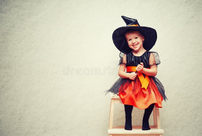 halloween rozochocona mała czarownica z magią fotografia royalty free halloween rozochocona mała czarownica z magią fotografia royalty free
