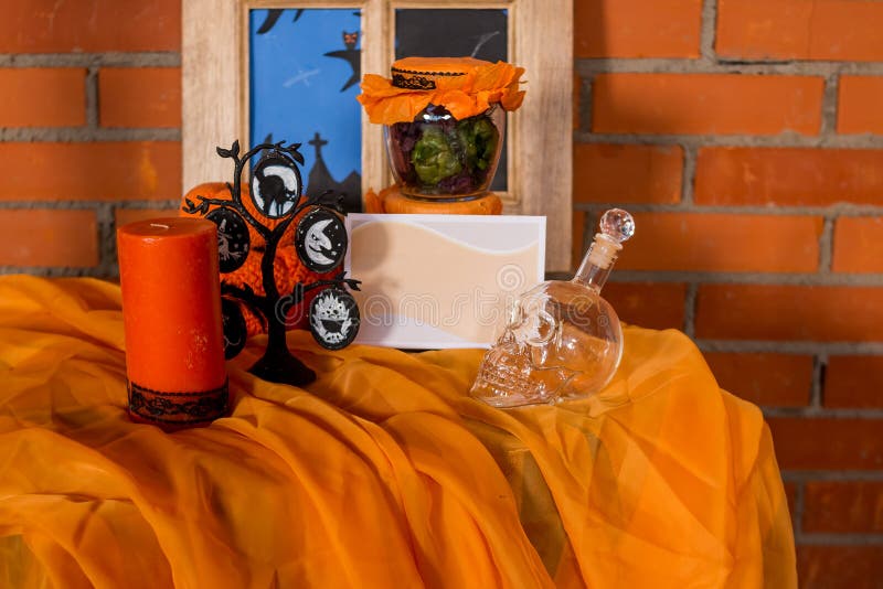 Halloween se dirige decoraciones con las ara?as y el cubo de la calabaza para el truco o la invitaci?n Tarjeta de felicitaci?n La imagenes de archivo Halloween se dirige decoraciones con las ara?as y el cubo de la calabaza para el truco o la invitaci?n Tarjeta de felicitaci?n La imagenes de archivo