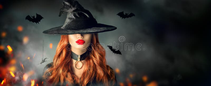 halloween seksowna portret czarownica Piękna kobieta w czarownicach kapeluszowych z długim kędzierzawym czerwonym włosy