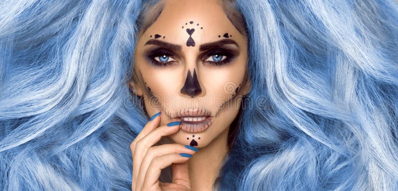 Halloween Sexy Witch-porträtt Vackra unga kvinnor på häxor som är fulla av långa, grå hår och ljusa läppar bred