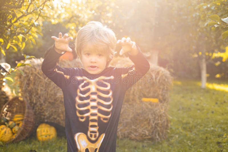 Halloween skeletkind Halloween Kids Costume Party Vrolijk lachend kind in kostuum tot halloween Grappig kind royalty-vrije stock afbeelding Halloween skeletkind Halloween Kids Costume Party Vrolijk lachend kind in kostuum tot halloween Grappig kind royalty-vrije stock afbeelding