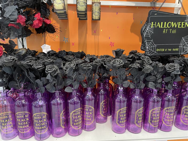 Halloween svarta rosor för försäljning i en butik. Bild av svarta rosor i flaskor för försäljning i en butik vid halloween.