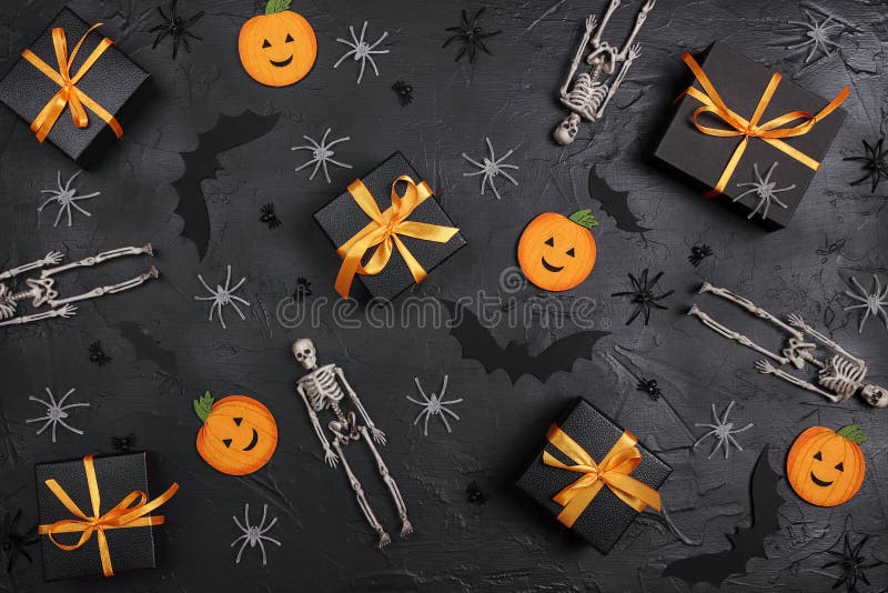 Halloween tło wakacyjne z prezentami i dekoracjami na czarnym tle