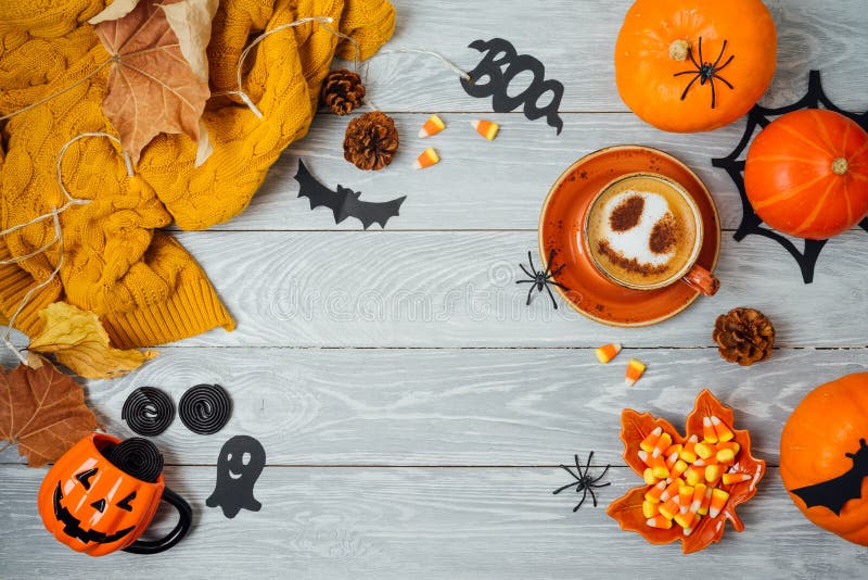 Halloween vakantieachtergrond met koffiekopje, pompoen en herfstbladeren op houten tafel Bovenaanzicht vanaf boven Vlek