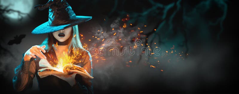 Halloween Witch-flicka med magiska porträtt Vackra unga kvinnor i häxor som trollar, tillverkar häxkonst royaltyfri fotografi