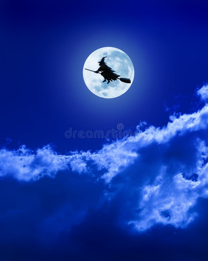 Una strega di Halloween volare su una scopa in una notte di luna piena il cielo.