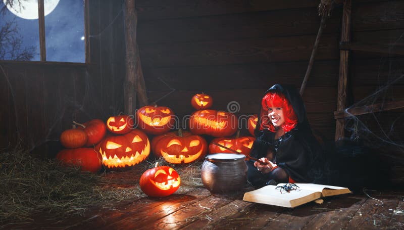 halloween маленький ребенок ведьмы варя зелье с тыквой и стоковая фотография halloween маленький ребенок ведьмы варя зелье с тыквой и стоковая фотография