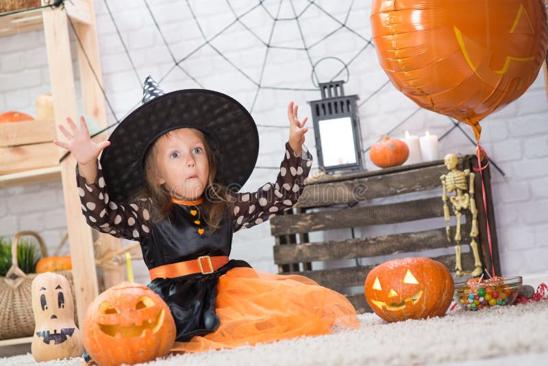 halloween счастливый Маленькая красивая девушка в cele костюма ведьмы стоковые изображения halloween счастливый Маленькая красивая девушка в cele костюма ведьмы стоковые изображения