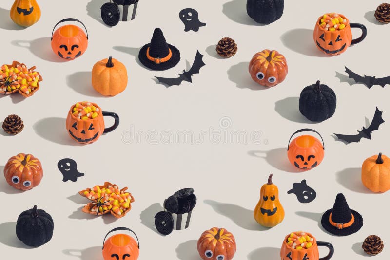 Halloween — twórcze tło z latarnią, błyszczącą dynią, cukierkami i ozdobami obraz stock