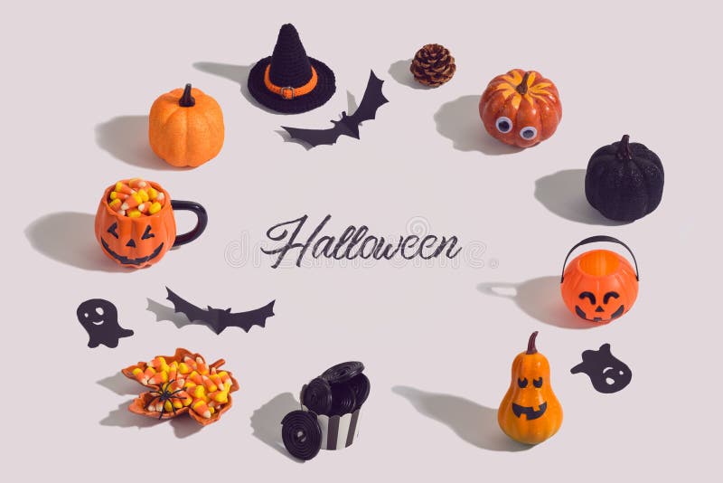 Halloween — twórcze tło z latarnią, błyszczącą dynią, cukierkami i ozdobami fotografia stock