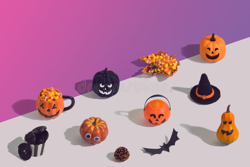Halloween — twórcze tło z latarnią, błyszczącą dynią, cukierkami i ozdobami zdjęcia royalty free