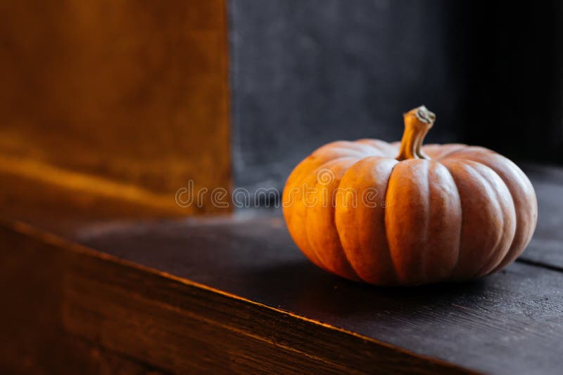 Halloweenowa bania na drewnianym tle obrazy royalty free Halloweenowa bania na drewnianym tle obrazy royalty free