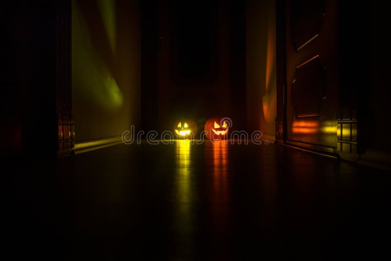 Halloweenowy bani g?owy d?wigarki o lampion z rozjarzonymi ?wieczkami na tle Banie na drewnianej pod?oga zdjęcie stock Halloweenowy bani g?owy d?wigarki o lampion z rozjarzonymi ?wieczkami na tle Banie na drewnianej pod?oga zdjęcie stock