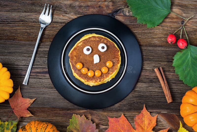Halloweenowy jedzenie, dyniowi bliny zdjęcia royalty free Halloweenowy jedzenie, dyniowi bliny zdjęcia royalty free