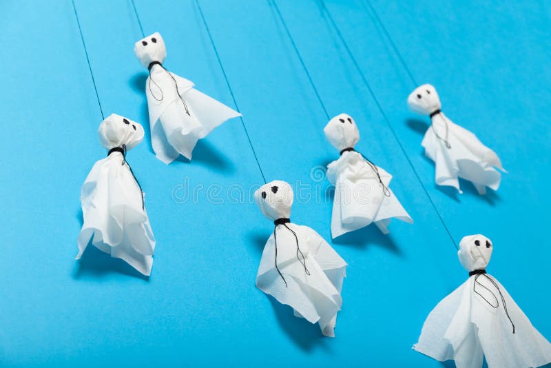 Halloweenowy papierowy rzemios?o, straszni duchy dla dzieciak?w zdjęcie stock Halloweenowy papierowy rzemios?o, straszni duchy dla dzieciak?w zdjęcie stock
