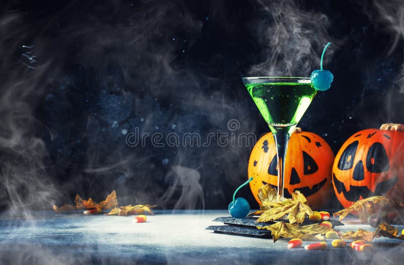 Halloweenowy skład z świątecznym napojem, zielonym koktajlem i puma, zdjęcia stock Halloweenowy skład z świątecznym napojem, zielonym koktajlem i puma, zdjęcia stock