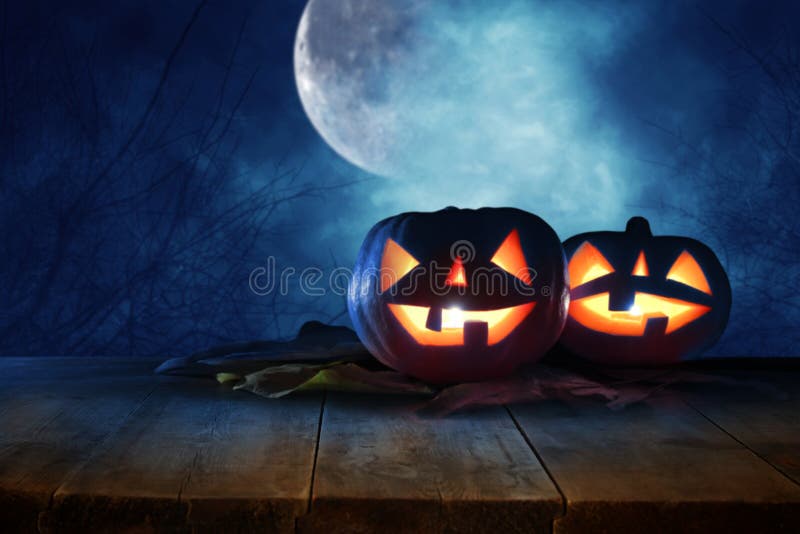 Halloweenowy wakacyjny pojęcie Pusty wieśniaka stół przed baniami nad drewnianym stołem przy nocy strasznym, nawiedzającym i mgli zdjęcie stock Halloweenowy wakacyjny pojęcie Pusty wieśniaka stół przed baniami nad drewnianym stołem przy nocy strasznym, nawiedzającym i mgli zdjęcie stock