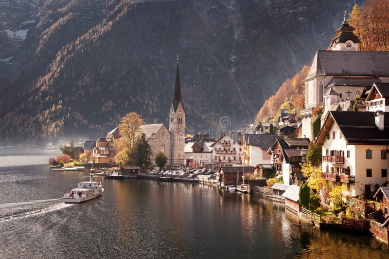 Krásné městečko Hallstatt v Rakousku při západu slunce odráží v horském jezeře.