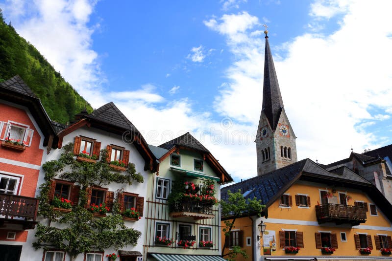 Hallstatt, Austria - 29 2017 Jun: Alpejscy domy dekorujący z kwiatami i roślinami zdjęcie stock Hallstatt, Austria - 29 2017 Jun: Alpejscy domy dekorujący z kwiatami i roślinami zdjęcie stock