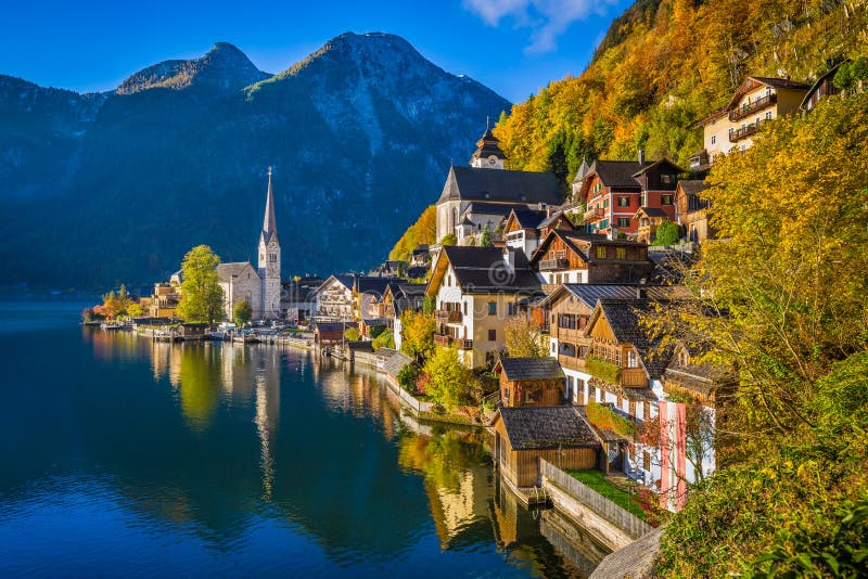 Panoramica cartolina in vista della famosa Hallstatt villaggio di montagna con Hallstatter see, sulle Alpi Austriache, in una bella mattina d'oro la luce in autunno, regione del Salzkammergut, Austria.