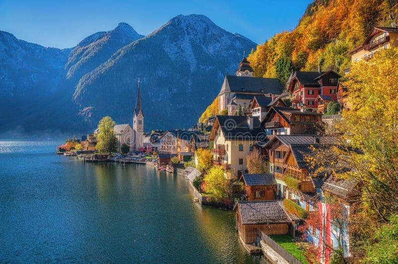 Escénico de famoso montana municipio para ver en austriaco Alpes en hermoso dorado manana la luz en rechazar, región de,.