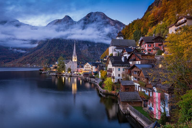 Escénico de famoso montana municipio en austriaco Alpes en rechazar durante oscuridad, región de,.