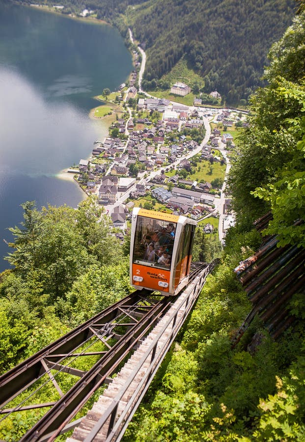 Hallstatt, Áustria - 31 de maio de 2018: O teleférico escala acima a estrada de ferro fotos de stock Hallstatt, Áustria - 31 de maio de 2018: O teleférico escala acima a estrada de ferro fotos de stock