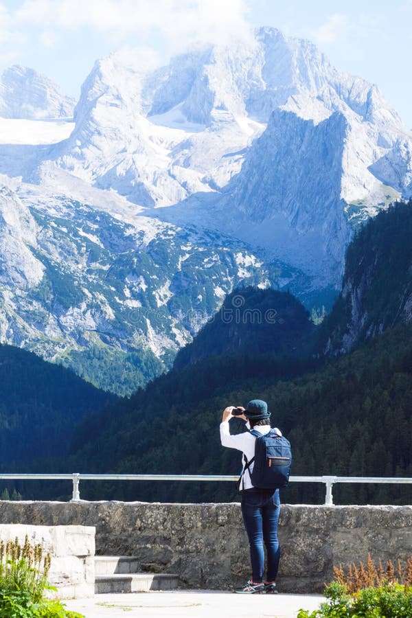 Hallstatt, Áustria, setembro de 2019 Uma jovem chinesa faz uma selfie no fundo dos Alpes europeus Região de Gosauzen, Áustria fotografia de stock royalty free Hallstatt, Áustria, setembro de 2019 Uma jovem chinesa faz uma selfie no fundo dos Alpes europeus Região de Gosauzen, Áustria fotografia de stock royalty free