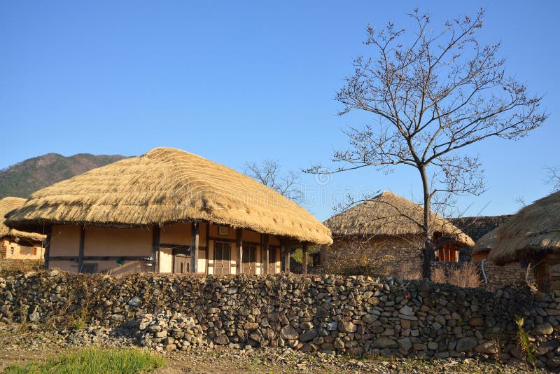 Halmtäckt takhus i koreansk traditionell gammal stad arkivfoton Halmtäckt takhus i koreansk traditionell gammal stad arkivfoton
