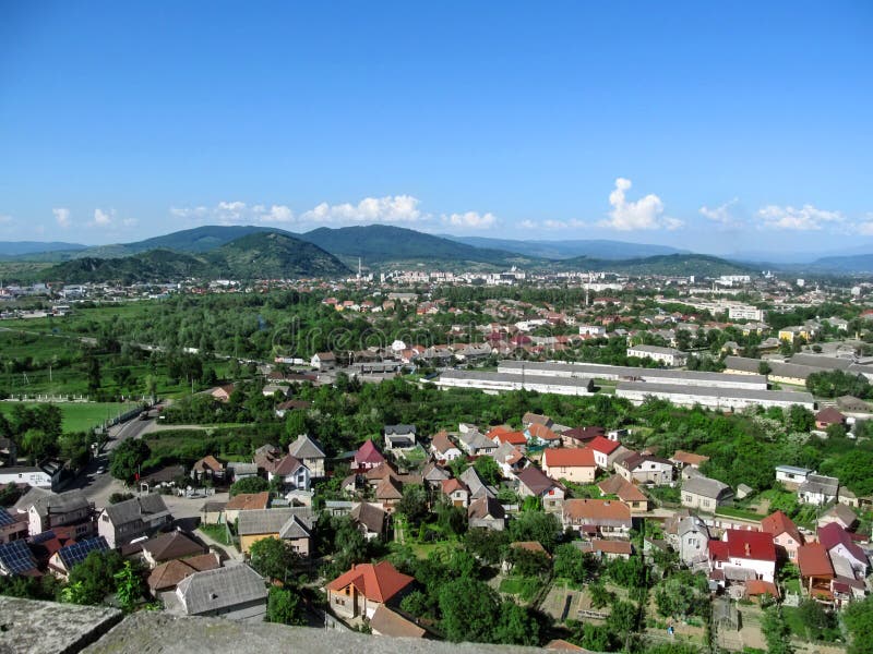 Halna panorama Mukachevo - widok od balkonu Palanok kasztel Piękna wiosna i lato krajobraz miasteczko wewnątrz obrazy stock Halna panorama Mukachevo - widok od balkonu Palanok kasztel Piękna wiosna i lato krajobraz miasteczko wewnątrz obrazy stock