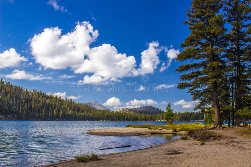 Halny jezioro w Yosemite parku zdjęcie royalty free Halny jezioro w Yosemite parku zdjęcie royalty free