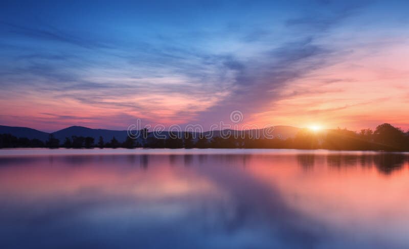 Halny jezioro z moonrise przy nocą podobieństwo tła instalacji krajobrazu nocy zdjęcia stołu piękna użycia fotografia stock