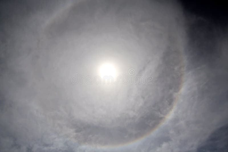 Halo jest okręgiem wokoło słońca jako rzadki naturalny zjawisko w niebie zdjęcia royalty free Halo jest okręgiem wokoło słońca jako rzadki naturalny zjawisko w niebie zdjęcia royalty free